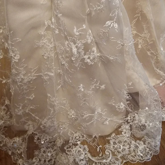 Wedding dress - Picture 13 of 16